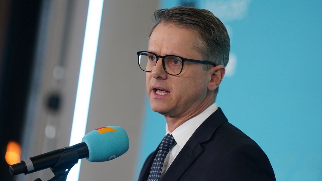 CDU-Generalsekretär Linnemann dämpft die Hoffnungen vieler besorgter Bürger:innen vor einem baldigen AfD-Verbot.