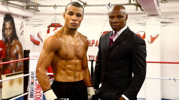 
                <strong>Das Glamour-Leben von Chris Eubank jr.</strong><br>
                Sein größter Fan ist allerdings sein Vater, der frühere Weltmeister Chris Eubank senior. Der 51-Jährige überwacht die Karriere des Sohnes, lässt ihm offenbar aber auch genügend Zeit zum Feiern.
              