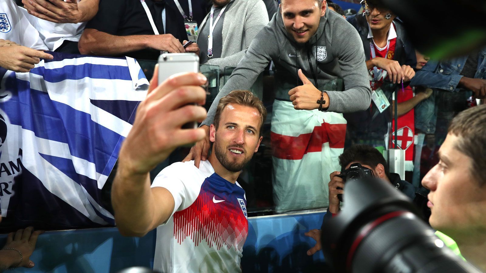 
                <strong>Mittelstürmer: Harry Kane (24, England)</strong><br>
                sechs Einsätze (fünf Mal über die volle Distanz, im zweiten Gruppenspiel ausgewechselt, im dritten Gruppenspiel nicht eingesetzt/573 Minuten)sechs Tore14 Schüsse (sechs aufs Tor)insgesamt 30 Länderspiele und 19 Torespielt bei Tottenham Hotspur
              