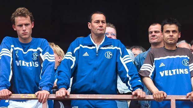 
                <strong>Deutscher Meister für vier Minuten</strong><br>
                Da war Schalke schon im Siegesrausch, doch dieser verwandelte sich zum Alptraum, als die Bilder aus Hamburg im Schalker Stadion zu sehen waren. Es war das letzte Spiel im alten Parkstadion. Statt die Meisterschaft zu feiern versank Gelsenkirchen im Katzenjammer.
              