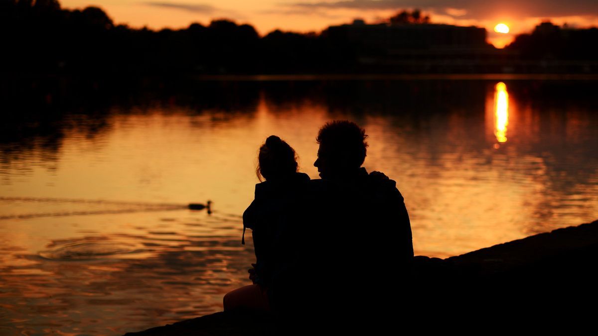 Sonnenuntergang Liebespaar_dpa