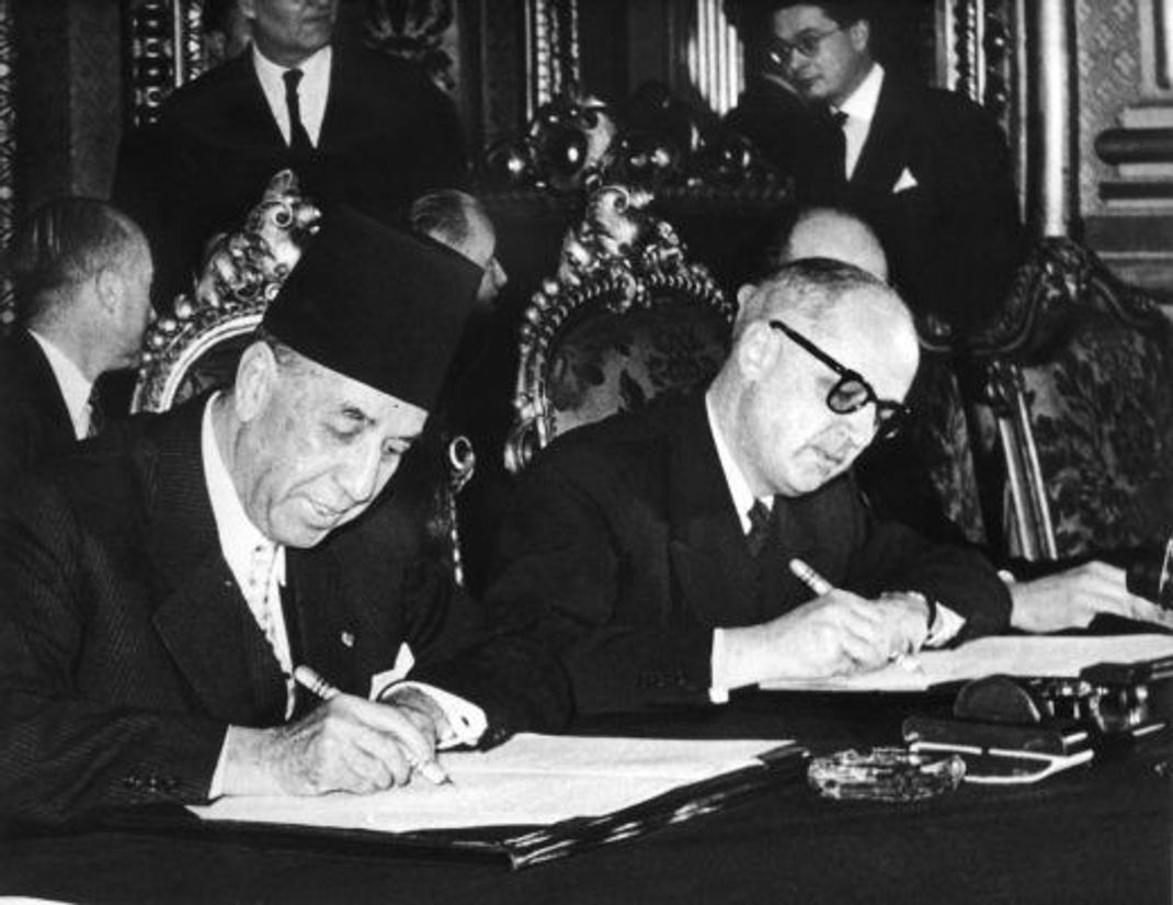 Der tunesische Ministerpräsident Tahar Ben Amar (links) und sein französischer Amtskollege Christian Pineau unterzeichneten 1956 ein Protokoll über die offizielle Anerkennung Tunesiens als souveräner Staat. Das Land war bis 1955 unter der Kolonialherrschaft Frankreichs gestanden.