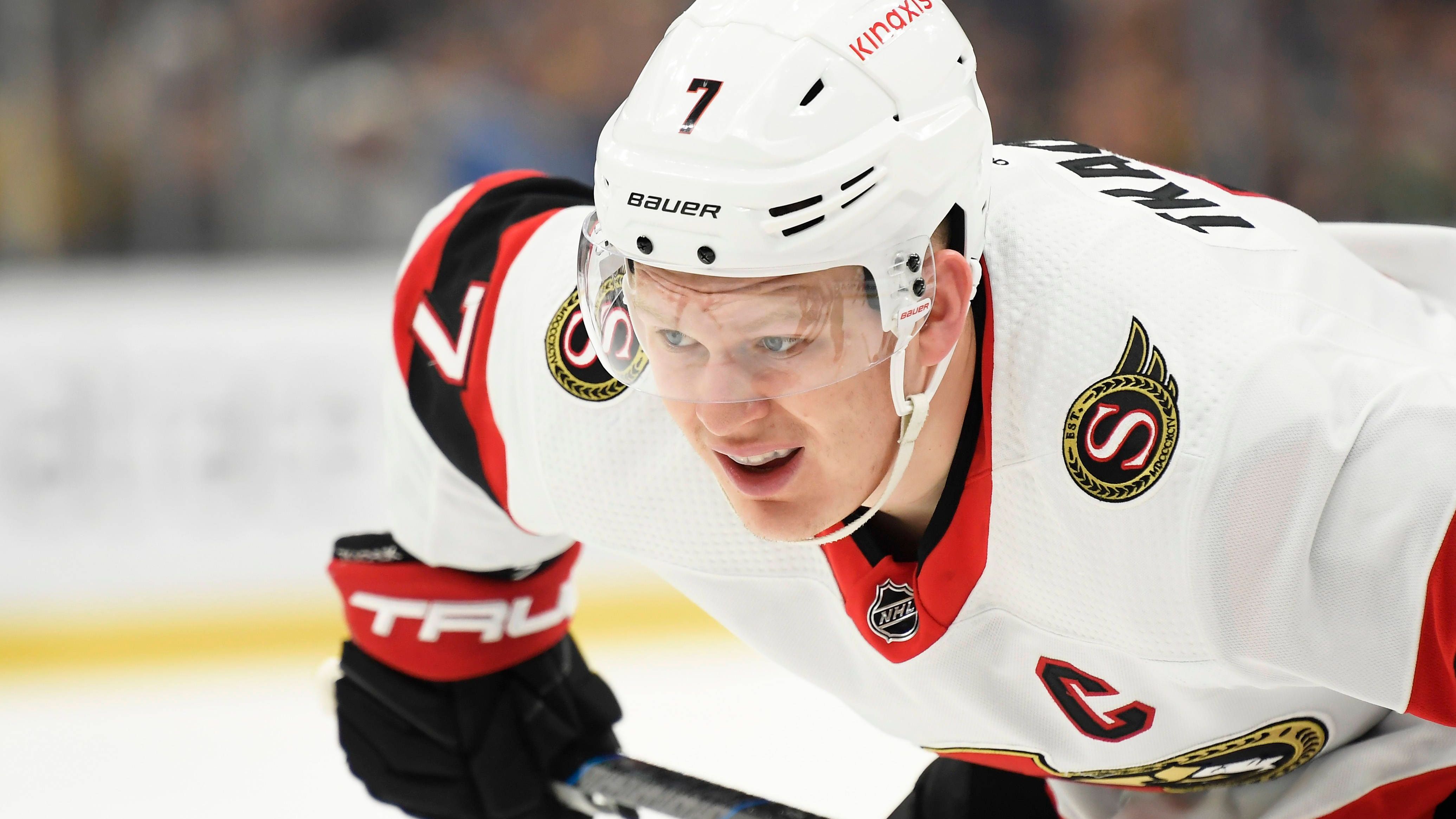 <strong>USA: Brady Tkachuk (Ottawa Senators)</strong> <br>Team USA macht bei der Kader-Nominierung keine Gefangenen und mit den ersten 15 fixen Spielern ausschließlich NHL-Stars vorgestellt. Der bekannteste Name ist dabei wohl Brady Tkachuk von den Ottawa Senators, bei denen er als Kapitän in der abgelaufenen Saison 74 Punkte auflegte.