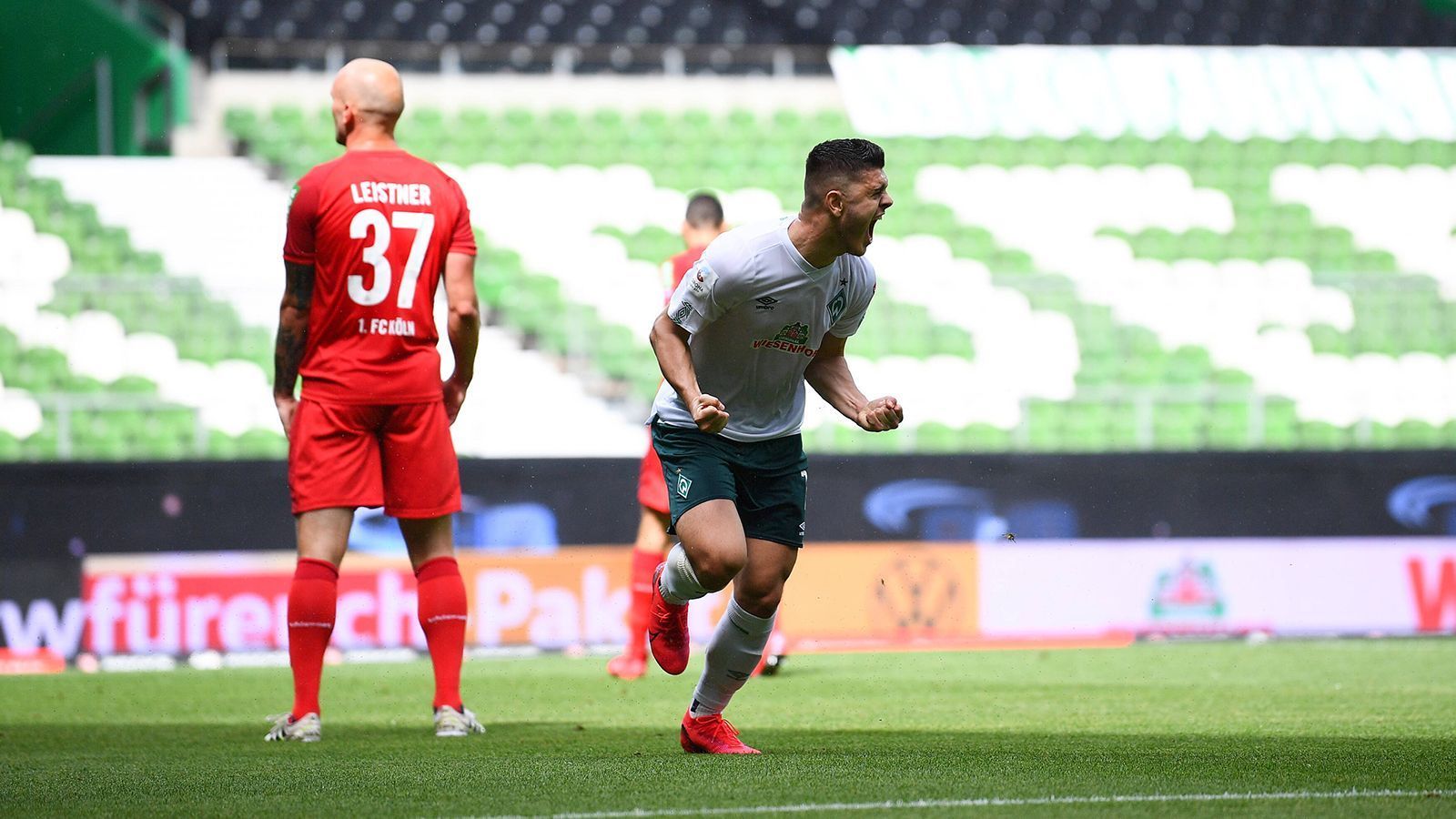 
                <strong>27. Minute: Bremen spielt sich in einen Rausch</strong><br>
                Nur eine Minute nachdem die Fortuna in Rückstand gerät, klingelt es im Weserstadion schon wieder. Milot Rashica zeigt, was er kann, wenn die Form stimmt. Auf halblinks setzt der Kosovare zum Dribbling an, zieht in den Strafraum und zieht dann aus relativ spitzem Winkel ab. Der Ball rauscht Richtung kurzes Eck. Timo Horn im Kölner Tor sieht überhaupt nicht gut aus und rutscht mit dem Ball über die Linie. Werders Wunder nimmt Form an - 2:0.
              