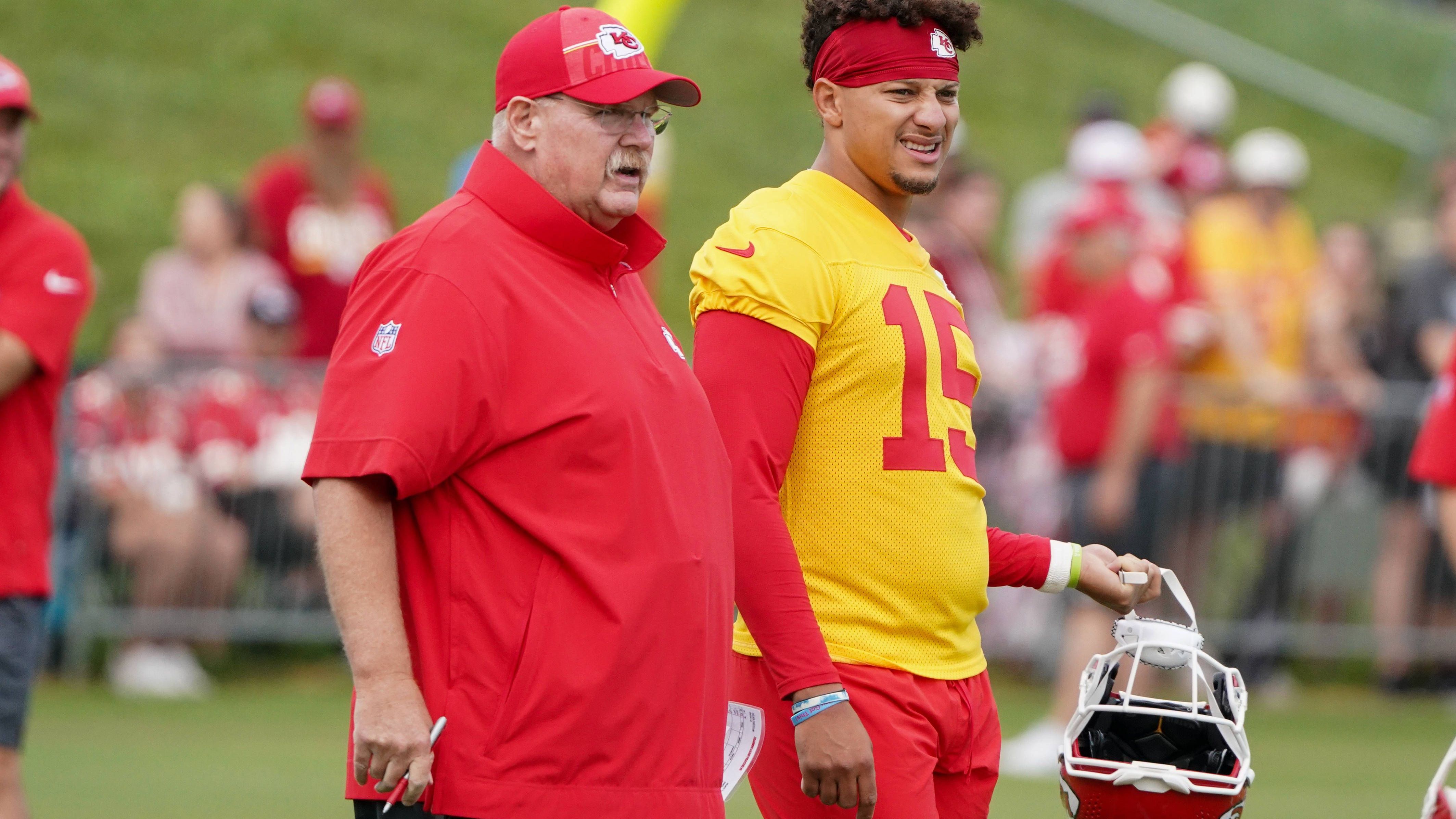 <strong>Einfach zu einfach</strong><br>Weil sie der Schwierigkeitsgrad in der NFL anödet, entschließen sich Andy Reid und Patrick Mahomes dazu, das Playbook der Chiefs von Hausmeistern, Busfahrern, Greenkeepern und Gatorademischern zusammenstellen zu lassen. Mahomes wirft für 4.500 Yards und 43 Touchdowns.