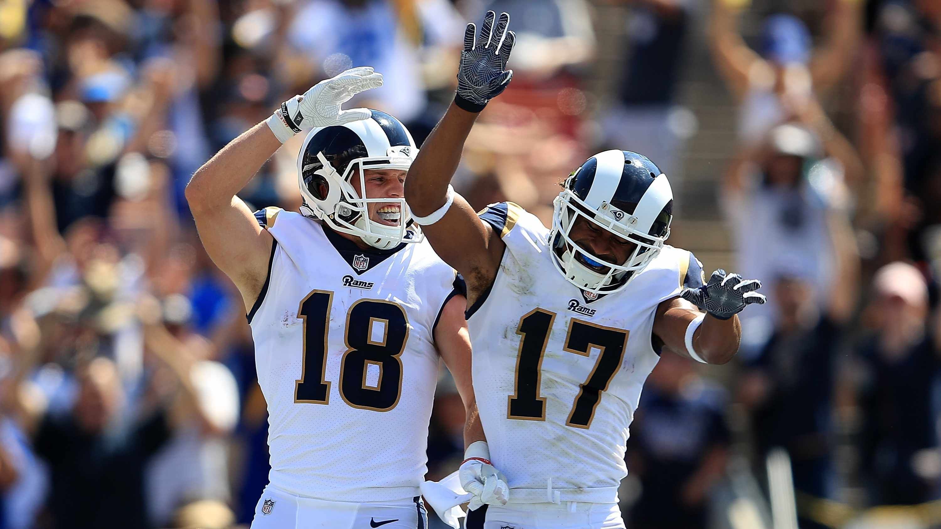 
                <strong>Platz 8: Los Angeles Rams</strong><br>
                Ähnlich wie bei den Chargers steht und fällt die Offensive Power der Rams mit der Verletzungsanfälligkeit der einzelnen Spieler. Trotz des Abgangs von Wide Receiver Brandin Cooks verfügen die Rams mit Cooper Kupp und Robert Woods weiterhin über zwei exzellente Receiver. Um den dritten Platz im Trio kämpfen Josh Reynolds und Rookie Van Jefferson. Die Stärke der Pass Offense liegt zudem in ihrer Vielseitigkeit. In der vergangenen Saison entdeckte Head Coach Sean McVay den Reiz von Two-Tight-End-Sets, weshalb sowohl Tyler Higbee als auch Gerald Everett auf solide Einsatzzeiten zurückblicken können. Durch den Abgang von Todd Gurley werden zustäzliche Targets frei, die im Idealfall unter den Waffen von Jared Goff aufgeteilt werden. Gelingt das, zählen die Rams zu einer besten Pass-Offensiven der Liga. 
              