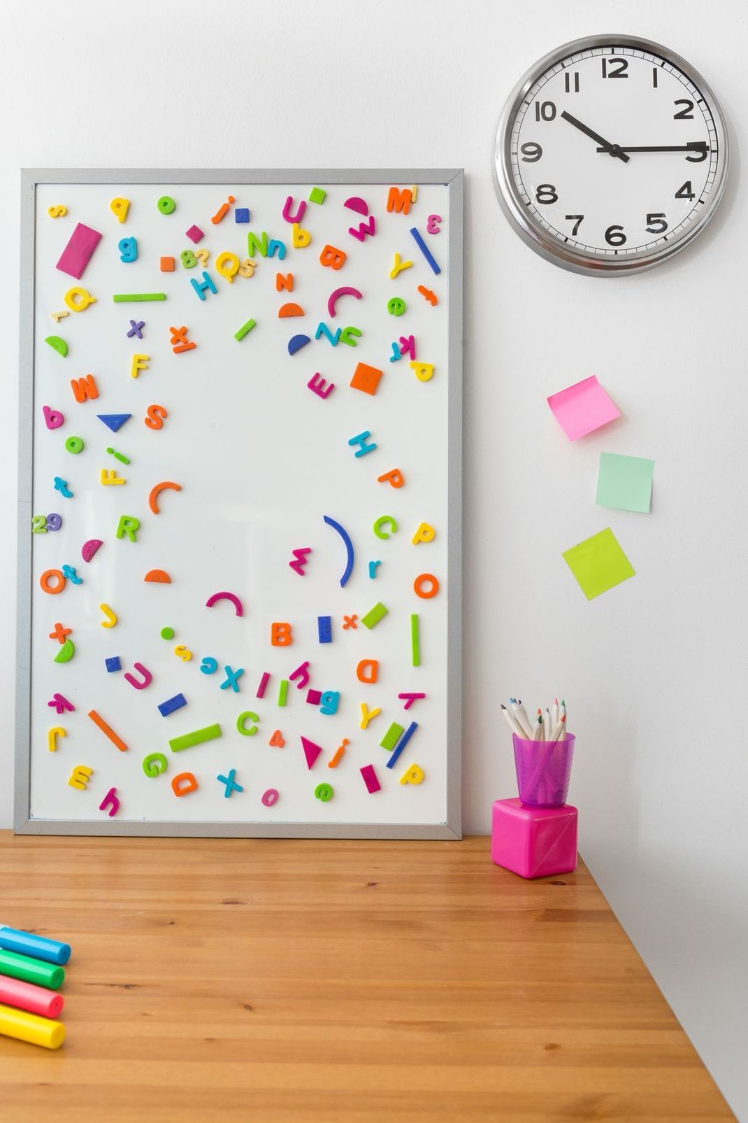 Magnetische Boards für die Wand sind out – platzsparender und stylischer ist magnetische Wandfarbe.