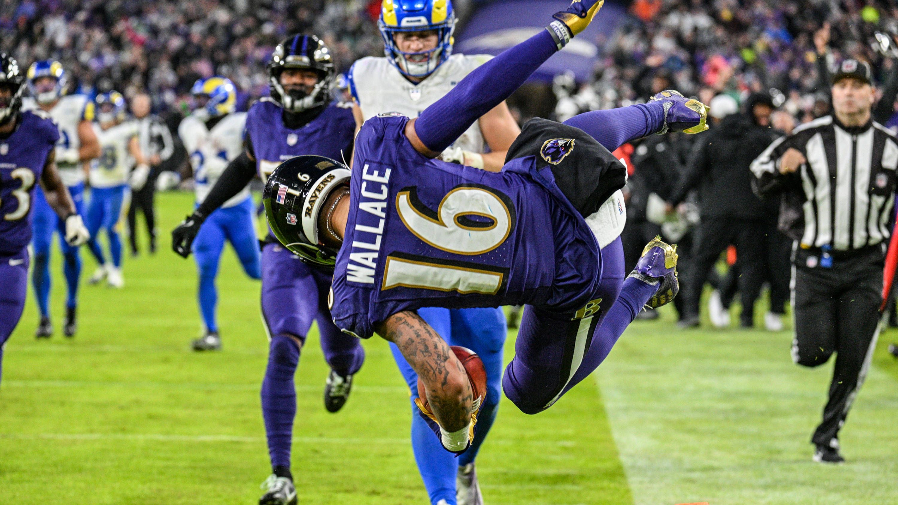 <strong>Gewinner: Tylan Wallace (Baltimore Ravens)<br></strong>Im Spätsommer war der Kaderplatz von Tylan Wallace in der Schwebe. Der Wide Receiver schaffte es nur knapp in den Kader. Und jetzt ist er der gefeierte Mann in Baltimore. Beim 37:31 gegen die Los Angeles Rams in Overtime trug er - wohlgemerkt als Backup des verletzten Devon Duvernay - den Ball für einen Walk-Off Touchdown in die Endzone.