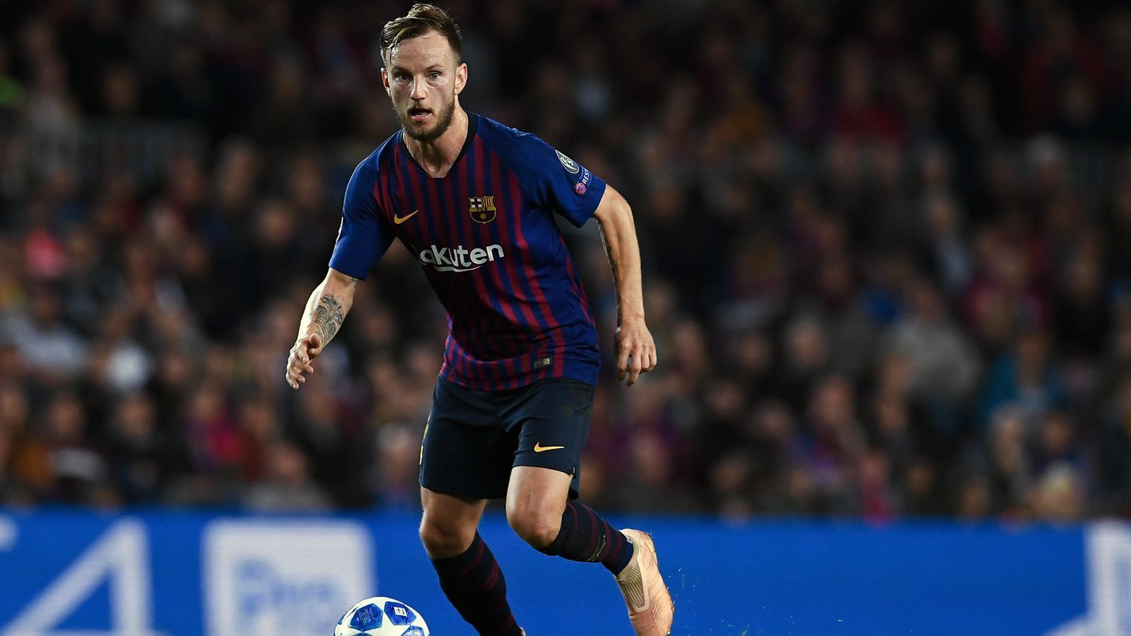 
                <strong>Ivan Rakitic</strong><br>
                Nachdem der Kroate Ivan Rakitic mit der Nationalmannschaft bei der WM in Russland erst im Finale an Frankreich scheiterte, soll der Mittelfeldstratege eine wegweisende Entscheidung getroffen haben. Obwohl ihm Paris St. Germain mit der Verdopplung seines Gehalts (25 Millionen Euro brutto pro Jahr) einen Wechsel in die Ligue 1 schmackhaft machen wollte, blieb der frühere Schalke bei den Katalanen. Dabei wäre PSG angeblich bereit gewesen, die Ausstiegsklausel in kolportierter Höhe von 125 Millionen Euro zu aktivieren, um Rakitic ins Star-Ensemble des neuen Trainers Thomas Tuchel zu holen.
              