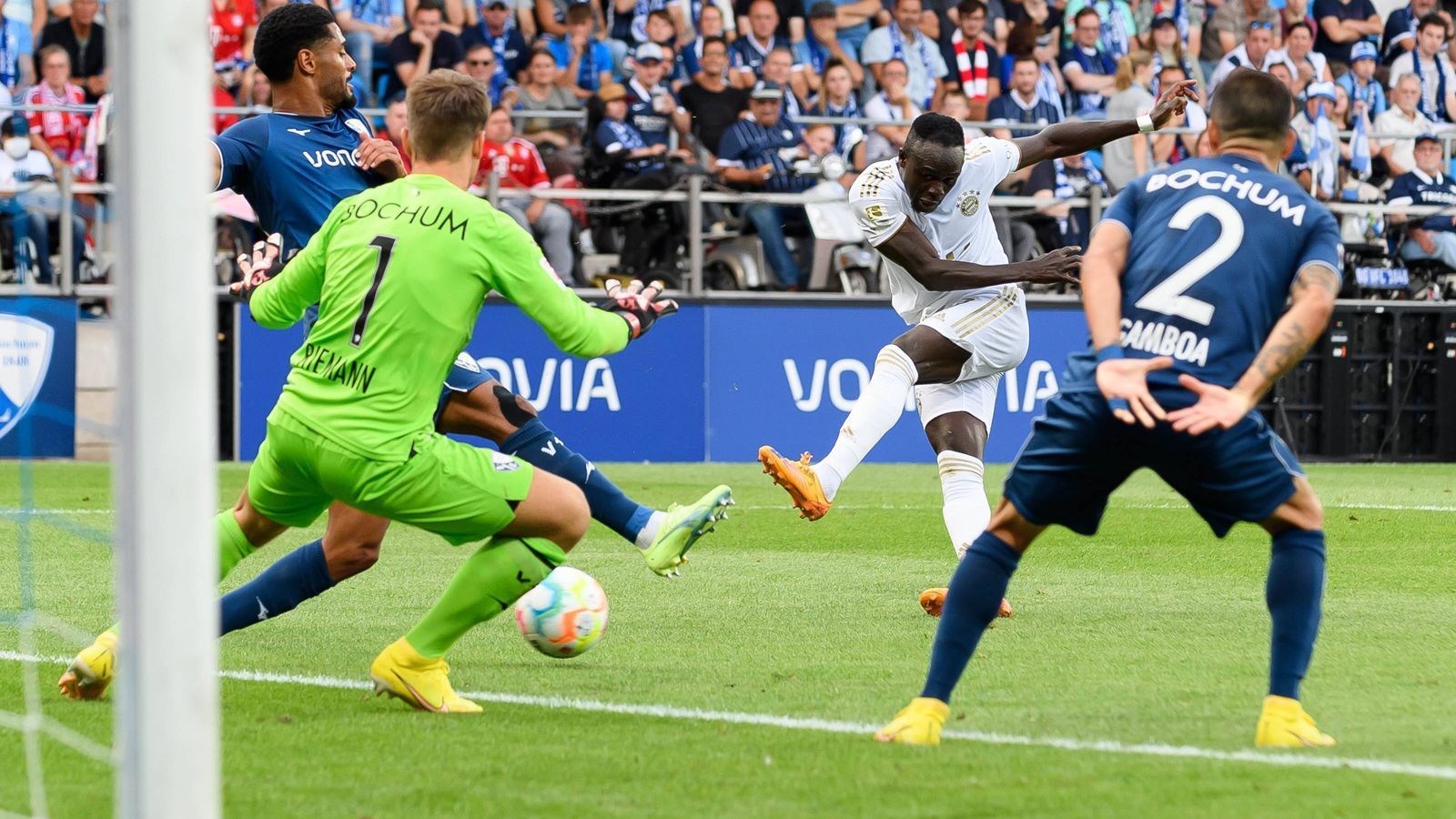 
                <strong>VfL Bochum - FC Bayern München 0:7 (21. August 2022)</strong><br>
                Der FC Bayern München hat am dritten Spieltag der Bundesliga-Saison 2022/23 eine Gala-Vorstellung in Bochum abgeliefert. Der Serienmeister gewann beim VfL in beeindruckender Manier mit 7:0. Unter anderem konnte sich Neuzugang Sadio Mane zwei Mal in die Torschützenliste eintragen, zudem trafen noch der ebenfalls neu nach München gewechselte Matthijs de Ligt bei seinem Startelf-Debüt, Leroy, Sane, Kingsley Coman sowie Serge Gnabry. Zum zwischenzeitlichen 0:6 aus Sicht der Bochumer traf Cristian Gamboa ins eigene Tor. 
              