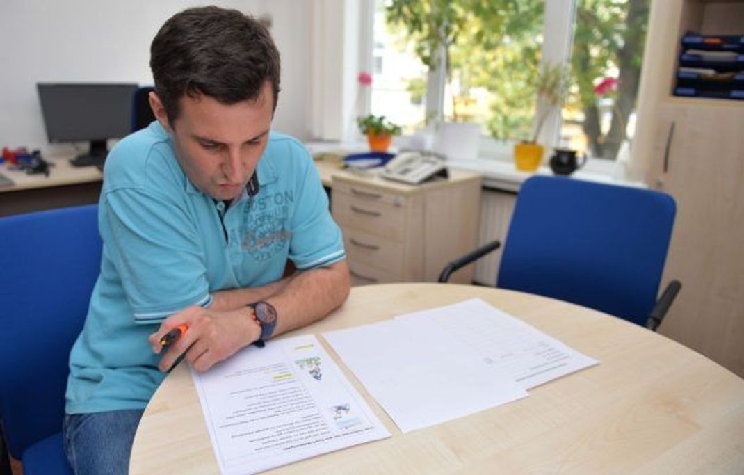 Prüfinstanz: Texte in Leichter Sprache werden von Prüfer:innen mit geistiger Behinderung oder Lernbehinderung gegengelesen. Sie checken, ob der Text auch wirklich für Ihre Belange verständlich ist. Das Foto aus dem Jahr 2014 zeigt den Prüfer Oliver Pagel.