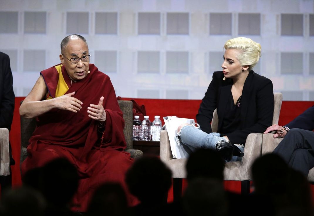 Während einer Frage-Antwort-Runde auf der US-Bürgermeister-Konferenz in Indianapolis trafen der 14. Dalai-Lama und Pop-Superstar Lady Gaga zusammen.