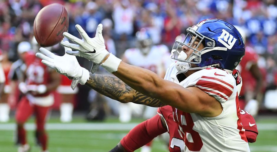 
                <strong>Evan Engram (New York Giants)</strong><br>
                Überhaupt waren die Giants in dieser Woche sehr verletzungsgeplagt. Auch Tight End Evan Engram – der Rookie ist einer der wenigen Lichtblicke in dieser katastrophalen Saison der Giants – musste vorzeitig aus dem Spiel genommen werden. Bereits im ersten Viertel zog er sich eine Rippenverletzung zu. Ob er am letzten Spieltag gegen die Washington Redskins auflaufen kann, ist ungewiss.
              