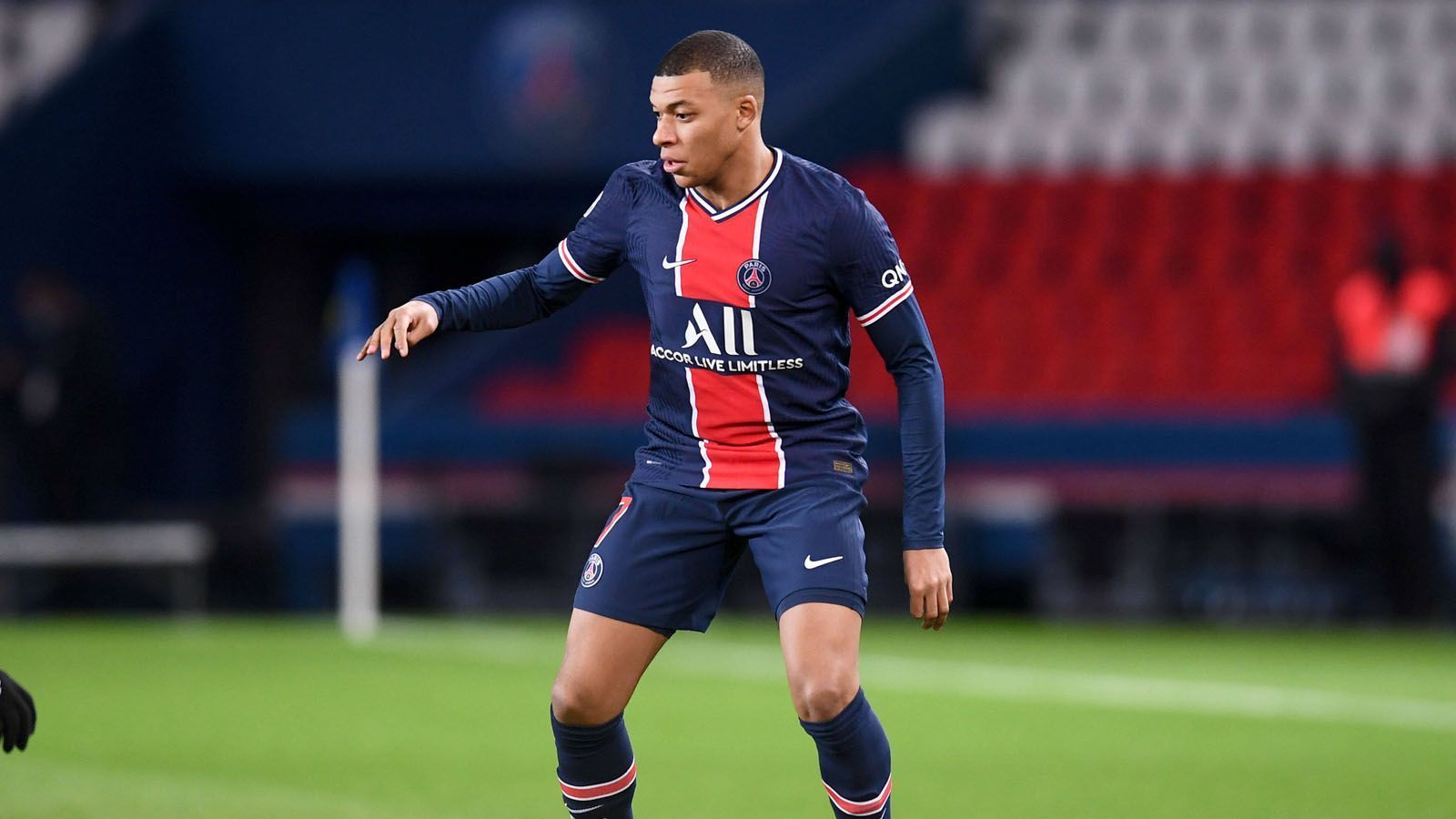 
                <strong>Kylian Mbappe (22)</strong><br>
                Der Stürmer von Paris St. Germain wäre der Superstar-Neuzugang bei Real. Seit Jahren buhlen die Spanier bereits um den 22-Jährigen. Im Sommer soll der Wechsel nun realisiert werden. Mbappes Vertrag bei PSG läuft zwar noch bis 2022, doch eine Verlängerung kann sich der Spieler bislang nicht vorstellen. Das bedeutet: Will Paris noch einmal Geld verdienen, ist ein Verkauf im Sommer unausweichlich. Der Marktwert des Franzosen liegt aktuell bei 180 Millionen Euro. Kampflos ergeben wird sich PSG nicht, vor allem weil der neue Trainer Mauricio Pochettino Mbappe eigentlich gar nicht ziehen lassen will. 
              