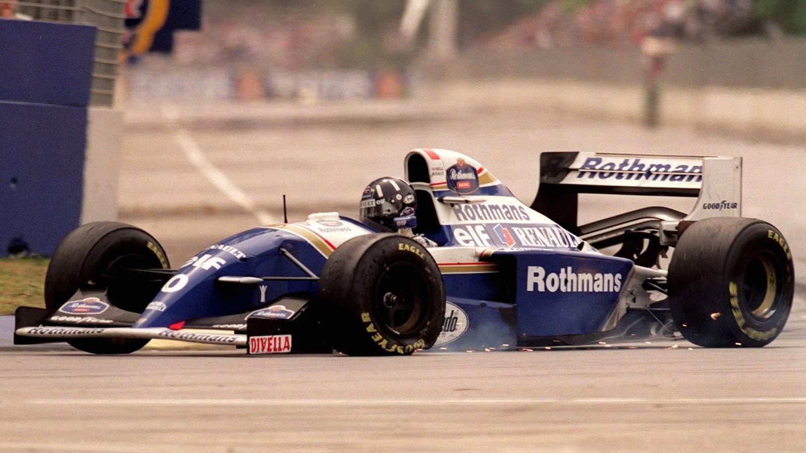 
                <strong>16. Saisonlauf: Australien-GP in Adelaide</strong><br>
                Schumacher fährt beim Einlenken mit dem rechten Hinterreifen über das linke Vorderrad des Williams und landet anschließend in den Reifenstapeln. Schumi ist raus, Hill schleppt sich in die Box und muss dort aufgeben. Schumacher harrt hinter dem Sicherheitszaun aus. Lange weiß er nichts von seinem Glück. "Es war schrecklich, da draußen warten zu müssen. Aber es war unbeschreiblich, als es dann endlich feststand. Obwohl ich damals so konfus war, dass ich das gar nicht richtig einordnen konnte. Dass ich Weltmeister geworden sein sollte, das habe ich lange nicht richtig kapiert", sagt er. Weltmeister ist er aber, wenn auch kontrovers. Die britischen Medien stürzen sich auf Schumacher, Williams verzichtet aber auf einen Protest.
              