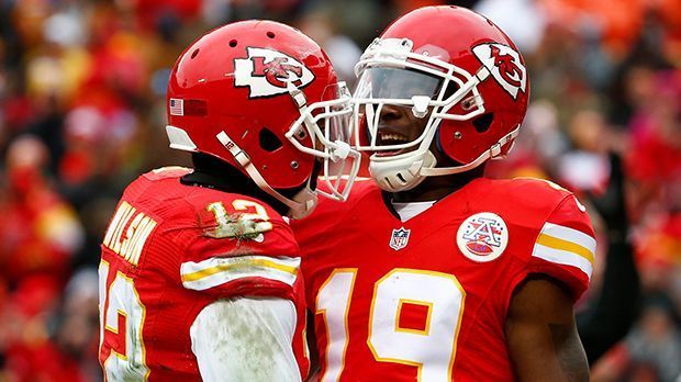 
                <strong>Kansas City Chiefs</strong><br>
                Kansas City Chiefs: Die Chiefs sichern sich mit ihrem Sieg über die Cleveland Browns einen Platz in den Playoffs. Es war bereits der neunte Sieg in Folge für das Team. Nach einem Start von 1-5 in den ersten sechs Spielen, hat sich die Franchise den Einzug in die nächste Runde mehr als verdient.
              