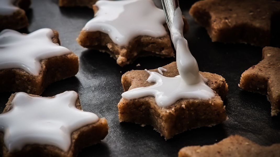 Keine Advents- und Weihnachtszeit ohne Zimtsterne! Mit dieser aromatischen Low Carb Variante versüßt du dir und deinen Liebsten die besinnlichen Tage - ganz ohne Zucker.