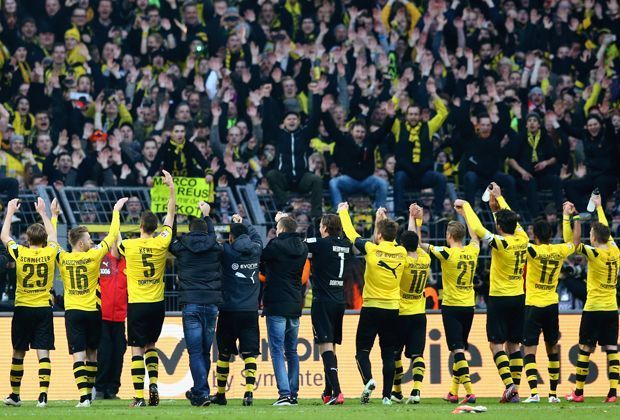 
                <strong>Danke, Südtribüne!</strong><br>
                Die Dortmunder bejubeln den Erfolg mit ihren Fans, wohingegen ...
              