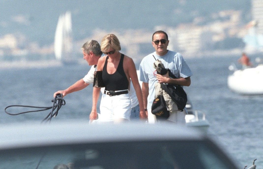 Paparazzi-Bild von Lady Di und Dodi al Fayed auf dessen Yacht.