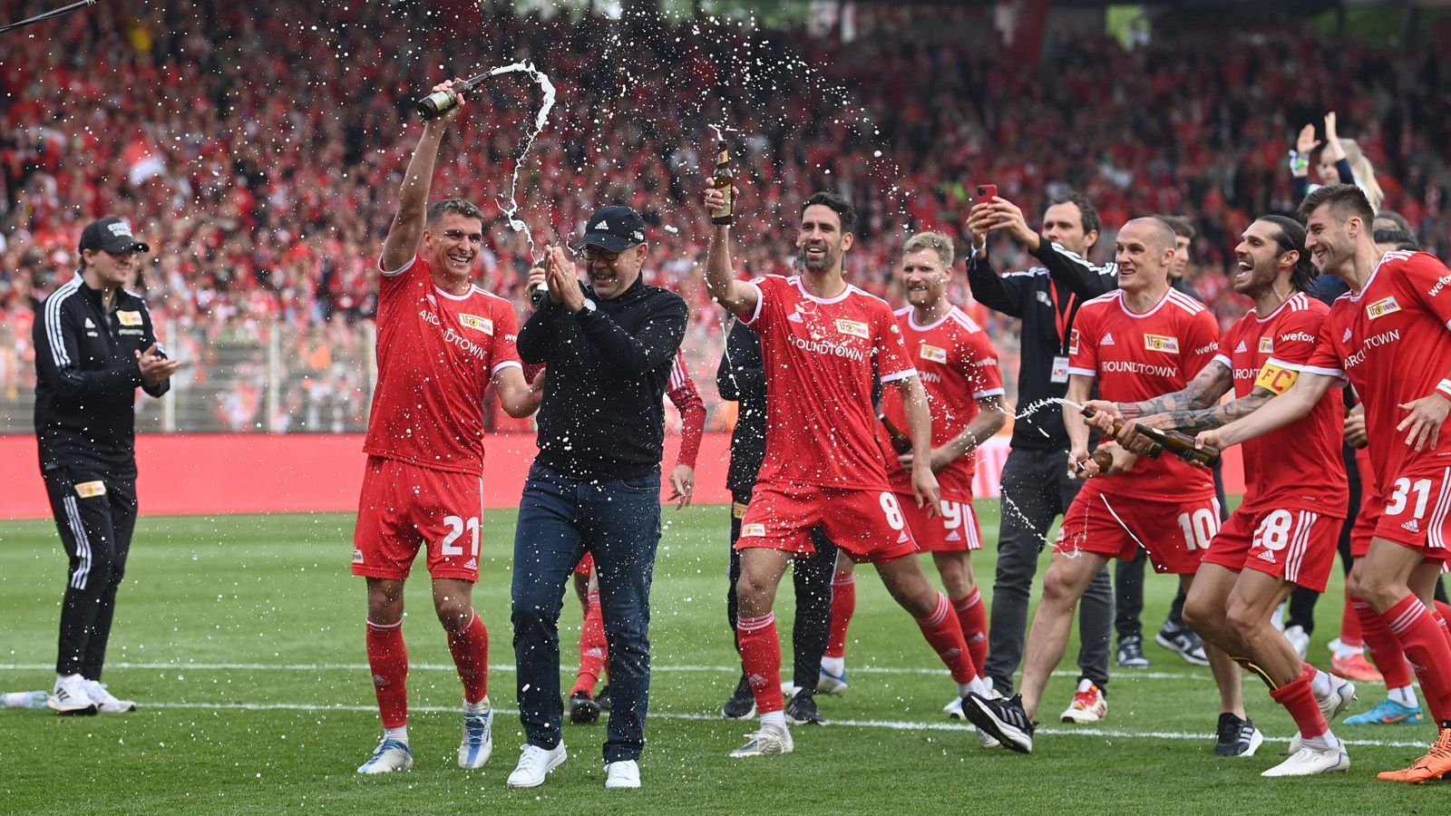 
                <strong>Gewinner: Die Kleinen</strong><br>
                Union Berlin und der SC Freiburg sind aufgrund ihrer begrenzten finanziellen Möglichkeiten eigentlich prädestiniert für das Mittelfeld der Liga. Doch von wegen. Beide Underdogs belohnten sich selbst mit der Teilnahme an der Europa League. Ließen Kaliber wie Gladbach, Frankfurt und Wolfsburg weit hinter sich. Und noch ein Dritter im Bunde schlug sich prächtig. Aufsteiger VfL Bochum schafft mit 42 Punkten und Platz 13 den Klassenerhalt locker und vorzeitig. Die wilden Kleinen - eine Bereicherung für die Liga.
              