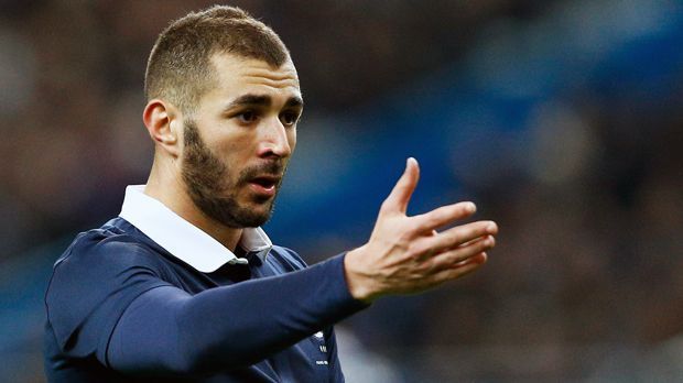 
                <strong>Karim Benzema (Frankreich)</strong><br>
                Real-Stürmer Karim Benzema bestritt 2015 sein bislang letztes Länderspiel. Anschließend fiel er zunächst über einen angeblichen Erpressungsversuch von Mitspieler Mathieu Valbuena. Seitdem ist der 30-Jährige nicht mehr für die "Equipe tricolore" berücksichtigt worden - und das dürfte wohl auch in Zukunft so bleiben. "Das Team von Frankreich hat meine Erwartungen vor, während und nach der Euro erfüllt", sagte Nationaltrainer Didier Deschamps Anfang März zu "La Provence". Das hört sich nicht danach an, als ob Benzema für die WM-Endrunde Berücksichtigung findet. Somit muss der Stürmer wohl noch längere Zeit auf sein 82. Länderspiel und 28. Tor warten.
              