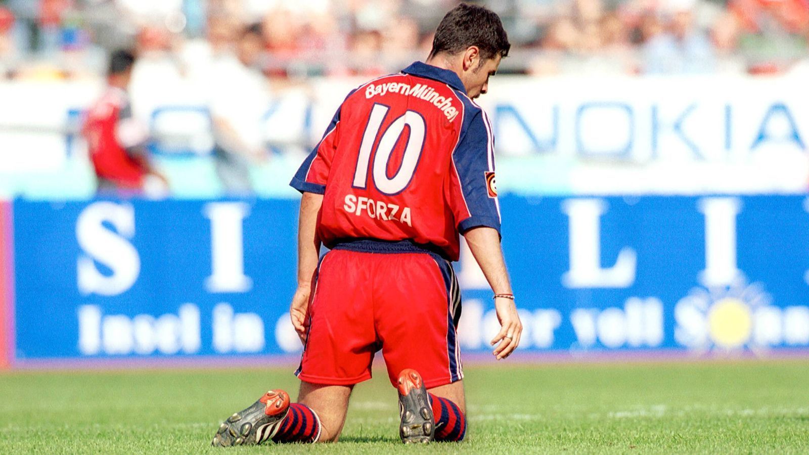 
                <strong>Ciriaco Sforza</strong><br>
                Rückennummer 10 beim FC Bayern: von 2000 bis 2002Position: Defensives Mittelfeld
              