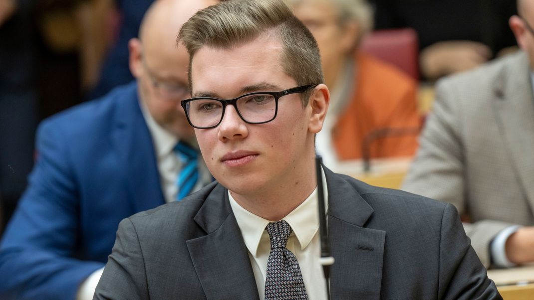 Daniel Halemba (AfD) nimmt im bayerischen Landtag am Gedenkakt des bayerischen Landtags und der Stiftung bayerische Gedenkstätten für die Opfer des Nationalsozialismus teil. 