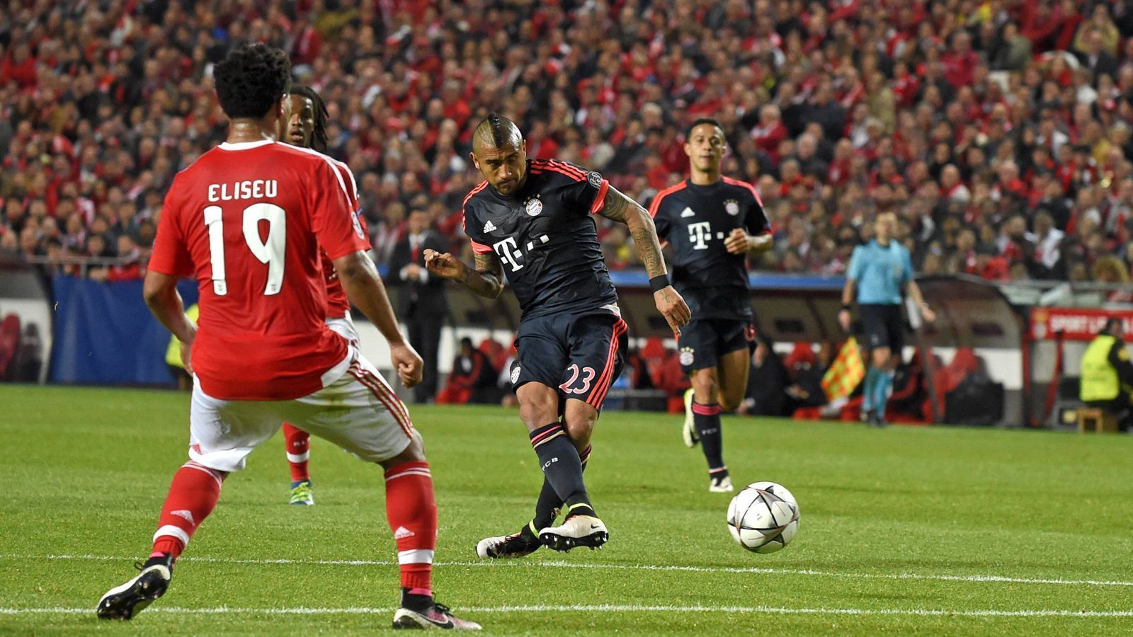 
                <strong>2015/16: Bayern München - Benfica Lissabon </strong><br>
                Hinspiel: Bayern München - Benfica Lissabon 1:0 -Rückspiel: Benfica Lissabon - Bayern München 2:2 -Weiterer Verlauf: Halbfinal-Aus gegen Atlético Madrid (0:1, 2:1)
              