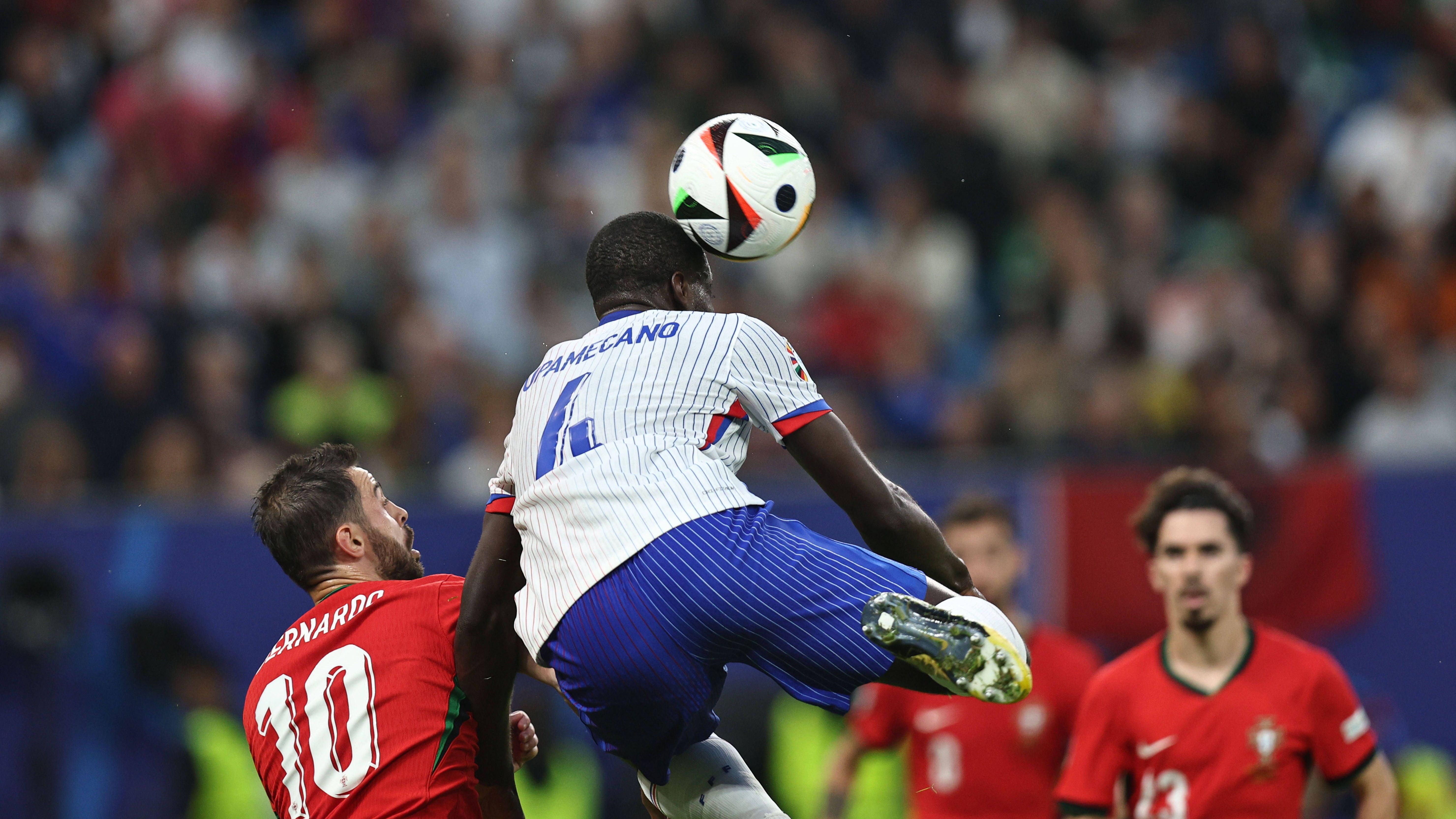 <strong>Gewinner: Dayot Upamecano</strong> <br>Beim FC Bayern ist Dayot Upamecano ein Wackelkandidat, bei der EM ist er ein nicht wegzudenkender Teil der französischen Beton-Abwehr. Während er in München immer wieder in der Kritik steht, machte er im Viertelfinale gegen Portugal erneut ein starkes Spiel und hatte seinen Anteil, dass bei den Franzosen wieder die Null stand. Upamecano macht bei der EM definitiv Werbung für sich.