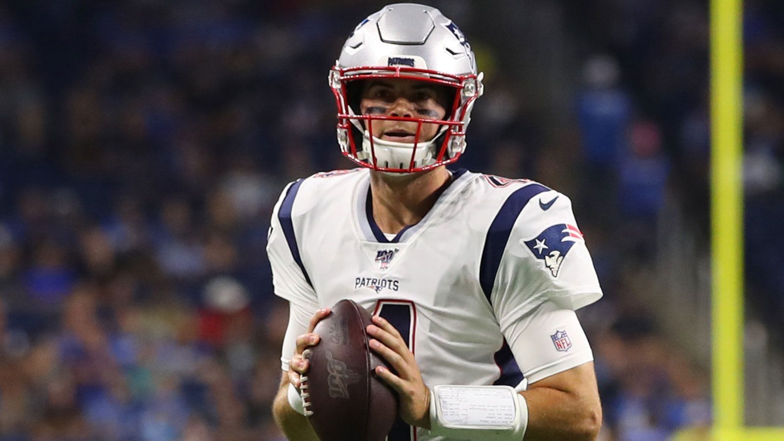 
                <strong>Jarrett Stidham (New England Patriots)</strong><br>
                Oder traut Bill Belichick am Ende den Schritt in die immensen Brady-Fußstapfen einem Quarterback zu, den er bereits in der vergangenen Saison trainiert hat? Jarrett Stidham durfte als Backup zwar nur in drei Partien - und einmal davon zum Abknien - auf das Feld, ist aber offenbar durchaus eine Option. Laut NFL-Reporter Mike Giardi sind die Patriots mit dem vorhandenen QB-Duo zufrieden und fühlen sich deshalb keineswegs unter Zeitdruck. Stidham musste ähnlich wie einst der "GOAT" beim Draft lange warten, ehe sein Name im vergangenen Jahr an 133. Position aufgerufen wurde. Das sind aber immerhin 66 Plätze vor Brady. Und der wurde schließlich auch in seiner zweiten Saison ins kalte Wasser geworfen - und schwamm sich in Windeseile frei.
              