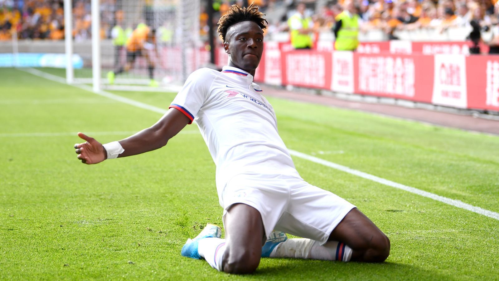 
                <strong>Tammy Abraham (FC Chelsea)</strong><br>
                Beim amtierenden Europa-League-Sieger Chelsea hat eine neue Zeitrechnung begonnen. Unter Vereins-Ikone Frank Lampard bekommt die eigene Jugend eine echte Chance - das war bislang bei den "Blues" aufgrund der Abramowich-Millionen weder nötig noch geplant. Doch nun findet offenbar ein Umdenken statt, das schon früh in der Saison Früchte trägt. Mit dem 21 Jahre alten Tammy Abraham stellt Chelsea den derzeit besten Torschützen der Premier-League-Saison (sieben Treffer, genauso viele wie Sergio Agüero). Nach Leihen zu Swansea und zuletzt Aston Villa (26 Tore in 40 Spielen) hat der 1,90-Meter-Hüne, der in der Chelsea-Jugend ausgebildet worden war, nun in seiner Geburtsstadt London den Durchbruch bei den "Blues" geschafft.  
              