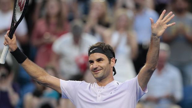 
                <strong>Roger Federer</strong><br>
                Um 2000 startet ein gewisser Roger Federer langsam durch. 2004 erobert er erstmals die Spitze der Weltrangliste und ist insgesamt 302 Wochen die Nummer 1 der Tenniswelt, er gewinnt in der Zeit 19 Grand Slam Titel - einsamer Rekord.
              