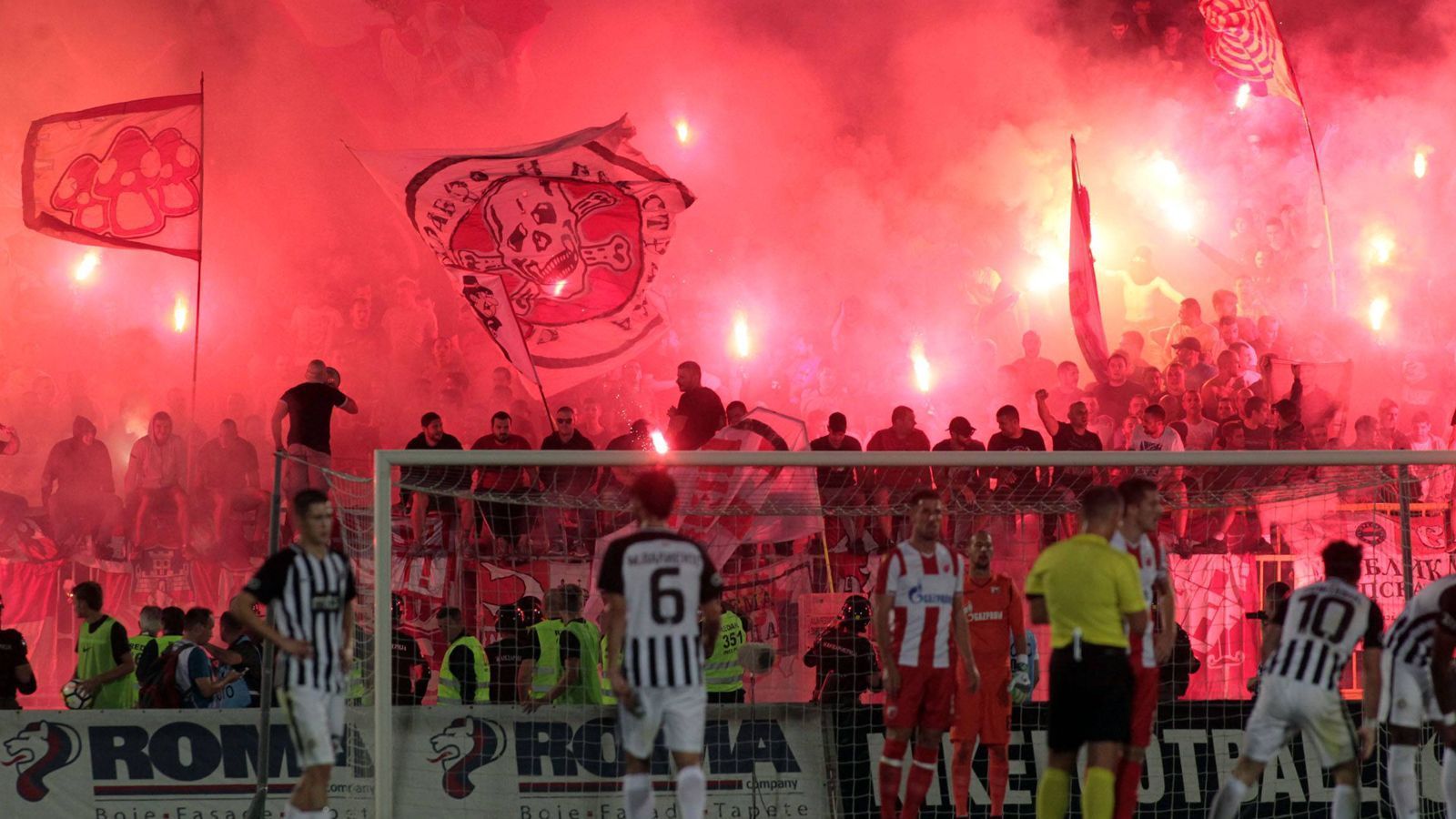 <strong>Partizan Belgrad - Roter Stern Belgrad</strong><br>
                Heiß her geht es im serbischen Hauptstadt-Derby: Das brisante Duell zwischen Partizan Belgrad und Roter-Stern Belgrad ist für unglaubliche Bilder bekannt.
