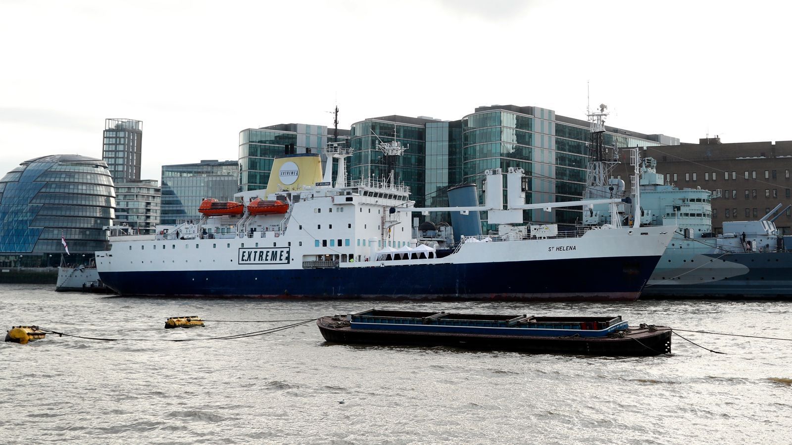 
                <strong>RMS St. Helena</strong><br>
                Zunächst kaufte Agag das ehemalige britische Postschiff RMS St. Helena. Während der Saison bringt die St. Helena die gesamte Crew, Fahrzeuge und Equipment an die jeweiligen Austragungsorte und dient dort jeweils als schwimmendes Fahrerlager.
              