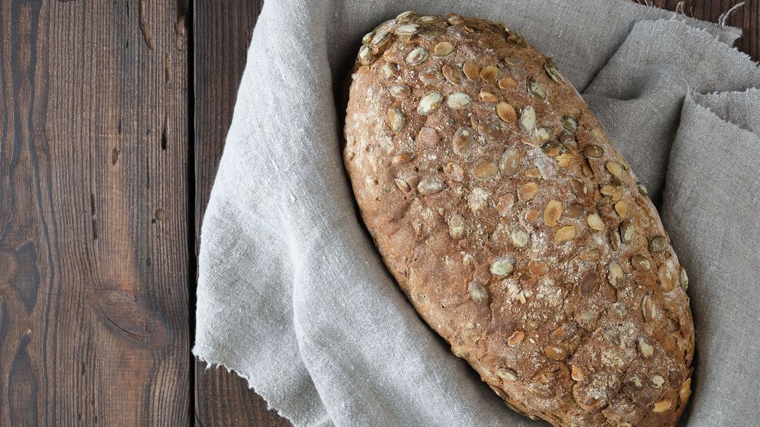 Schnell und unkompliziert: einfaches Brot mit Körnern.