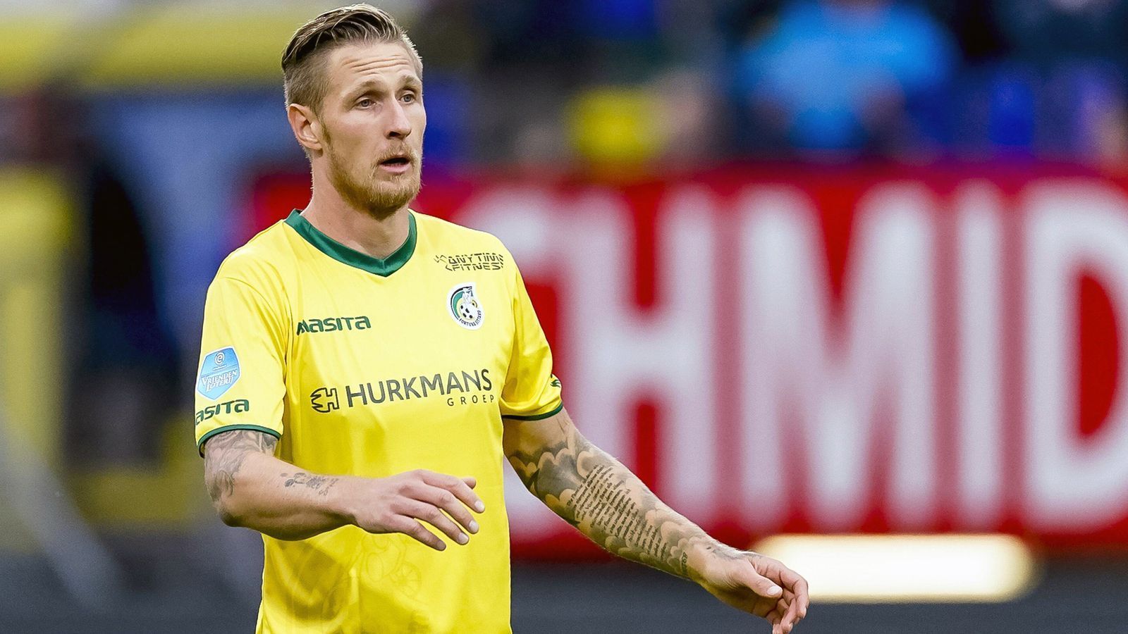 
                <strong>Angriff - Sebastian Polter (Fortuna Sittard)</strong><br>
                "Dass ich durch diese unschöne Sache am Ende in ein solches Licht gestellt wurde, war etwas unglücklich. Mein Ruf geriet in Gefahr", sagte Stürmer Sebastian Polter rückblickend über sein Ende bei Union Berlin, wo er schon weit vor Ende der zurückliegenden Saison recht öffentlichkeitswirksam aussortiert wurde. Sein sportliches Glück fand der 29-Jährige anschließend in den Niederlanden, er unterschrieb bei Fortuna Sittard für zwei Jahre. Und in der Eredivisie kommt der 1,92-Meter-Hüne bislang tatsächlich wieder zu den gewünschten, regelmäßigen Einsätzen. Unter Trainer Kevin Hofland, der wie Polter eine sportliche Vergangenheit in Wolfsburg hat, ist der Angreifer gesetzt. Nur sportlich könnte es für Sittard besser laufen. Nach vier Saisonspielen wartet der neue Polter-Klub noch auf den ersten Sieg. Daran änderte auch das erste Polter-Tor am zweiten Spieltag gegen Heerenveen nichts.
              