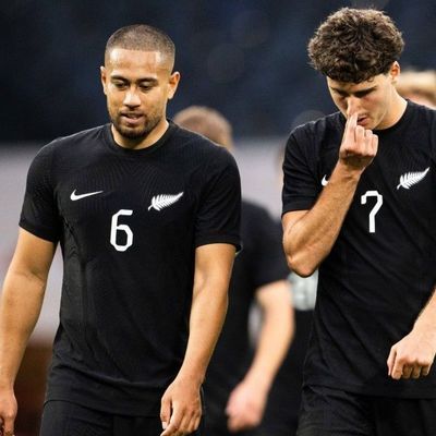 Neuseelands Fußballnationalmannschaft hat ein Länderspiel gegen Katar frühzeitig unterbrochen.