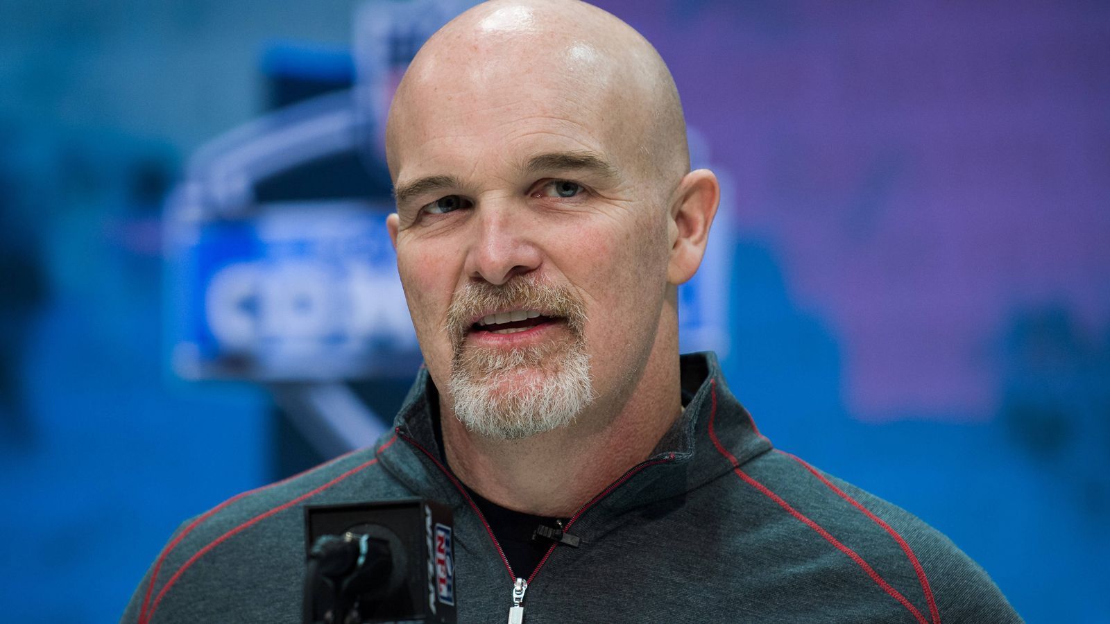 
                <strong>Bleibt die Defense eine Baustelle?</strong><br>
                Eine Baustelle der Cowboys ist die Defense, die 2020 zu den schlechtesten in der NFL gehörte. Die wohl wichtigste Verstärkung ist dabei Dan Quinn, der Ex-Head-Coach der Atlanta Falcons. Er ist der Baumeister der möglicherweise besten Defense in der NFL-Historie: der "Legion of Boom" bei den Seattle Seahawks, mit denen er als Defensive Coordinator in der Saison 2013 den Super Bowl gewann. Kann er die Defense der Cowboys besser machen?
              