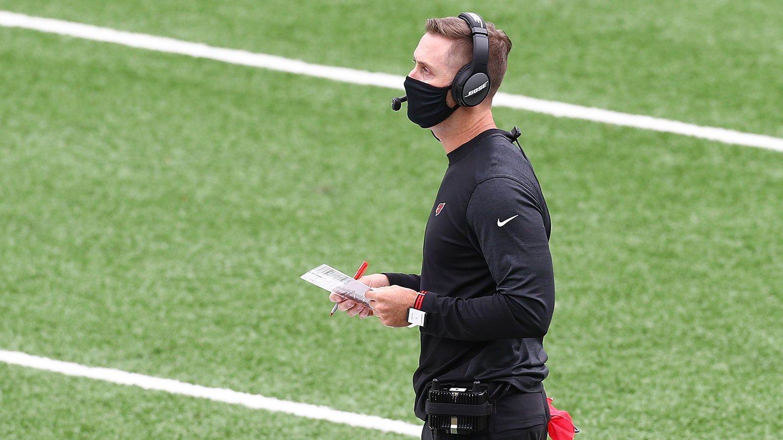 
                <strong>Verlierer: Kliff Kingsburys Playcalling kurz vor Schluss</strong><br>
                Kliff Kingsbury gehört zu einem der besten Offense-Playcaller in der NFL. Doch erneut war der Trainer der Arizona Cardinals zum Spielende hin zu konservativ. Nach dem unerzwungenen Field-Goal-Versuch bei 2nd Down in der Verlängerung gegen die Seattle Seahawks ließ Kingsbury Kicker Zane Gonzalez gegen die Miami Dolphins 1:58 Minuten vor Schluss bei 4th&1 wieder antreten - und wieder ging es daneben. Dabei standen die Cardinals an der 31-Yard-Linie der Dolphins und konnten zuvor bereits zwei von drei 4th Downs in ein neues 1st Down verwandelt. Etwas mehr Mut, Mr. Kingsbury!
              