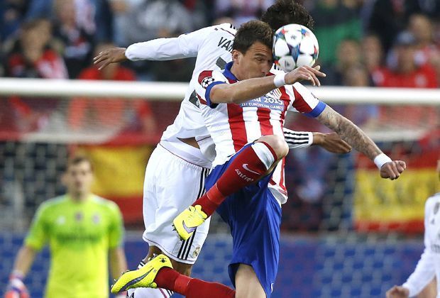 
                <strong>Mario Manduzukic vs Sergio Ramos</strong><br>
                Und kaum ist der Atletico-Stürmer wieder im Spiel, geht er in die Zweikämpfe als wäre nichts gewesen. Kopfballduell mit Raphael Varane. Pfiff. Schiedsrichter Mažić zeigt Gelb. Aber Mandzukic. Dabei hat der im Zweikampf eigentlich nichts gemacht.
              