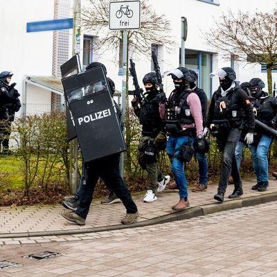 Nachdem am Vormittag auf dem Gelände eine Person mit einer Waffe gesehen worden sein soll, ist die Polizei im Einsatz.