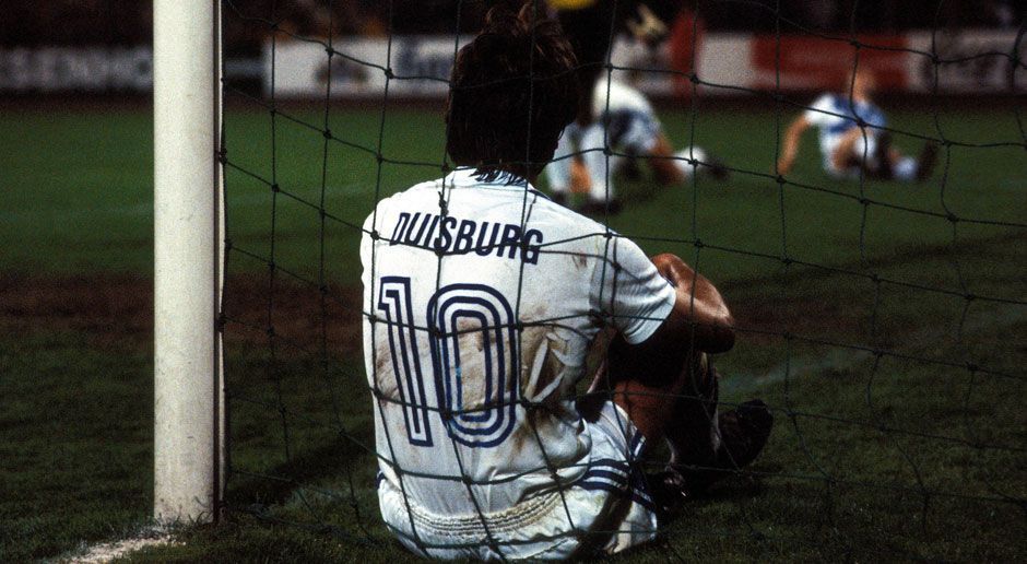 
                <strong>MSV Duisburg (1982)</strong><br>
                Der erste Tabellenführer der Bundesliga-Geschichte bringt es als Meidericher SV 1964 sogar zur Vize-Meisterschaft. Hat noch immer mehr Bundesliga-Jahre als Wolfsburg oder Freiburg, MSV-Legende Bernard Dietz führt Deutschland 1980 zum EM-Titel. Seit 2008 nicht mehr in der Bundesliga. Aktuell in der 2. Liga.
              