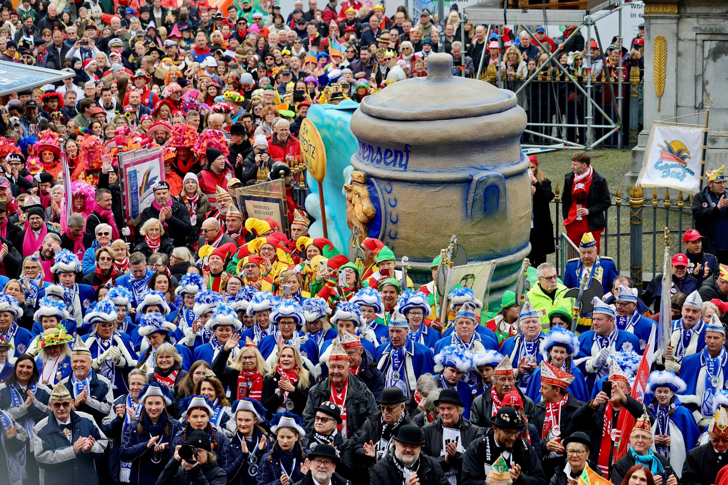 Hier wird nicht nur die neue Karnevalssession gefeiert, sondern auch ein Jubiläum: 200 Jahre Düsseldorfer Karneval.