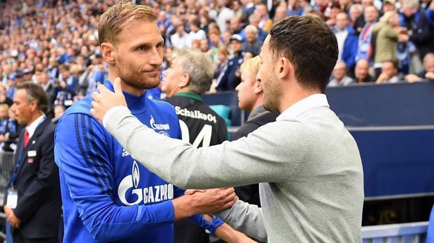 
                <strong>FC Schalke 04</strong><br>
                Auch eine Option, die momentan aber eher unwahrscheinlich scheint: Ein Verbleib beim FC Schalke 04. Sollte er tatsächlich bleiben, hätte der Nationalspieler ein äußerst schweren Stand. Neu-Coach Domenico Tedesco nahm dem Urgestein die Binde weg, ließ ihn zum Saisonstart gegen Leipzig auf der Bank - klare Indizien, dass der Trainer nicht wirklich mit dem Verteidiger plant. Dabei spielen die Schalker nun im 3-4-3-System, also mit drei, statt bislang zwei Innenverteidigern, für Höwedes ist dennoch kein Platz. Aktuell darf er nicht für Schalke spielen, will aber auch nicht gegen S04 ran. "Ich habe immer gesagt, dass ich einen Wechsel innerhalb der Liga ausschließe", sagte Höwedes der "Funke Mediengruppe". Damit heißen die tatsächlichen Optionen wohl: Transfer ins Ausland oder Außenseiterrolle auf Schalke.
              