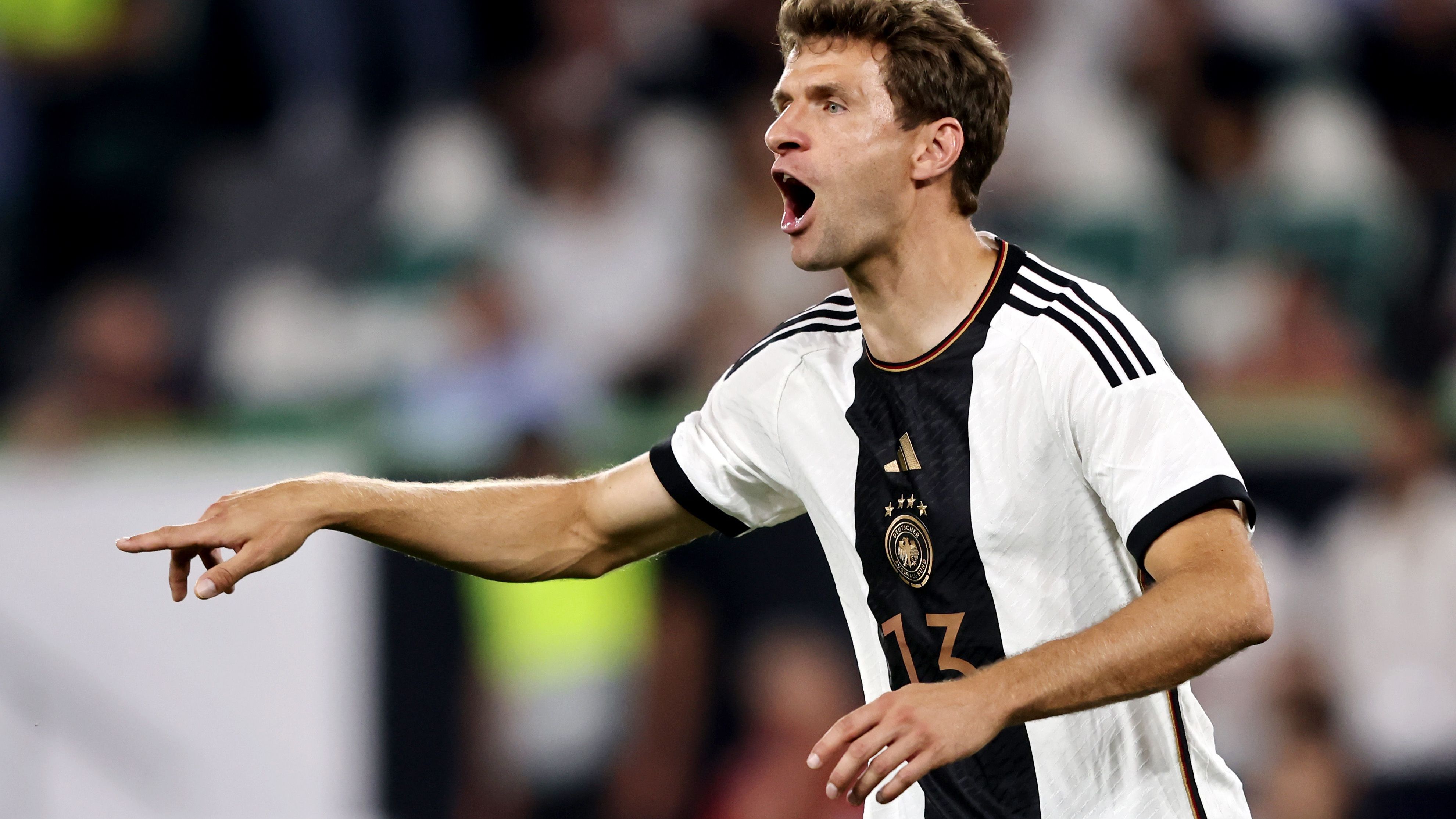 <strong>Thomas Müller (FC Bayern München)</strong><br>Nachnominiert und sofort wieder mittendrin. Von den Fans gefeiert, als er nach 73 Minuten ins Spiel kommt. Auf selbiges hat er dann nur wenig Einfluss. <strong>ran-Note: 4</strong>