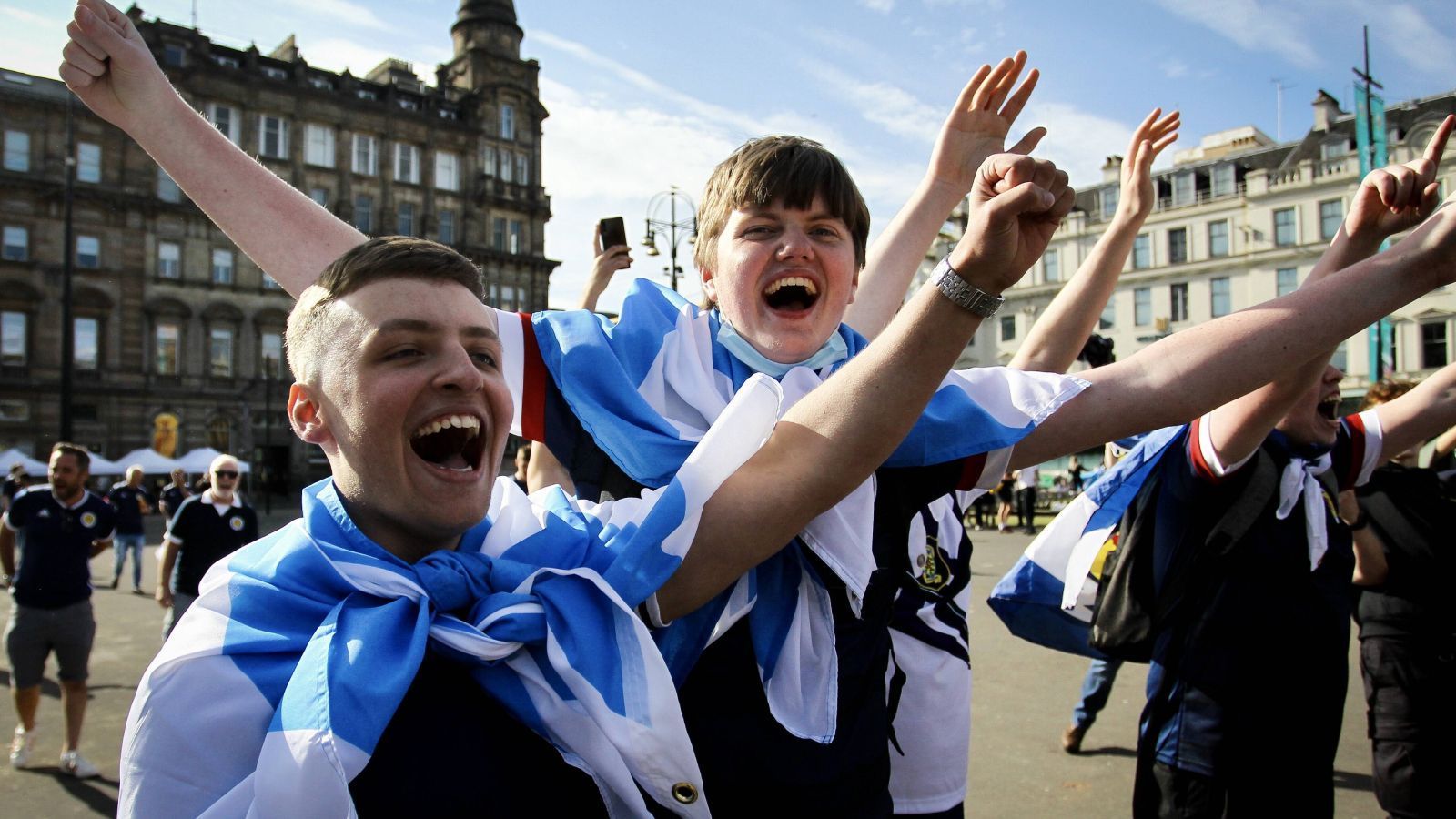 
                <strong>Vor dem Spiel: Schotten bester Laune</strong><br>
                Die Laune in Glasgow hätte kaum besser sein können, die Fans der schottischen Nationalelf waren guter Dinge. Ein Sieg der "Bravehearts" und die K.o.-Runde wäre sicher gewesen.
              