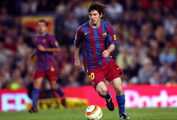 
                <strong>Lionel Messi: 2005</strong><br>
                Rasend schnell avanciert der kleine Argentinier zum Stammspieler. 2005 spielt er sowohl in der Champions League als auch in der Liga eine beachtliche Saison - und erzielt acht Tore in 25 Spielen. Wird sogar mit nur 18 Jahren zu Argentiniens Fußballer des Jahres gewählt.
              