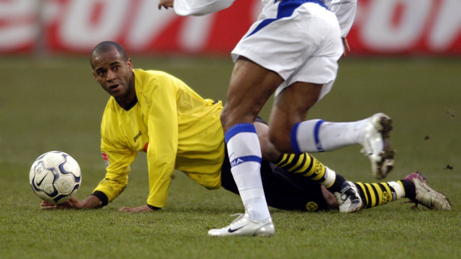 
                <strong>Mittelfeld: Flavio Conceicao</strong><br>
                Der brasilianische Mittelfeldspieler wurde im Jahre 2003 von Real Madrid ausgeliehen. Sein Einstand hätte kaum besser verlaufen können: Kurz nach seiner Einwechslung erzielte er im Revier-Derby gegen den FC Schalke 04 den Anschlusstreffer zum 1:2, letztlich holte der BVB noch ein Unentschieden. Problem nur: Es blieb Conceicaos einziges Highlight beim BVB. Er hatte lediglich 14 Einsätze, spielte danach in der Türkei und in Griechenland.
              