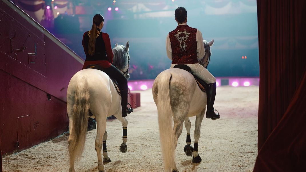 Hardy Krüger Jr. und Jana Mandana Lacey Krone auf ihren Andalusiern.