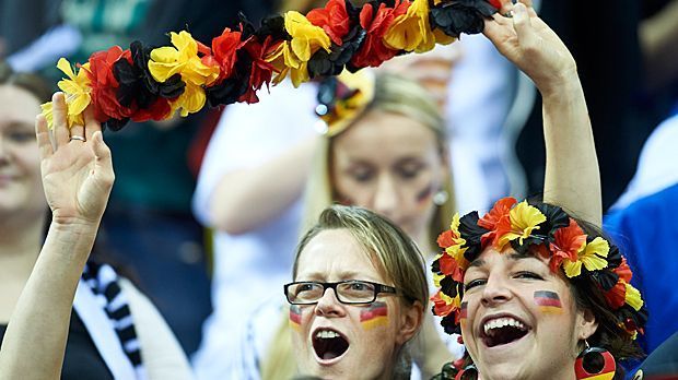 
                <strong>Bilder zum EM-Finale Deutschland gegen Spanien</strong><br>
                Oh wie ist das schön! Die deutschen Fans feiern schon während der Partie.
              